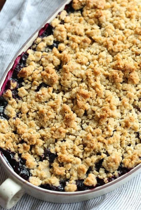 My EASY Blueberry Crisp recipe is THE BEST! Juicy blueberries, topped with buttery, crisp topping is the ultimate summer dessert! #cookiesandcups #blueberries #blueberrycrisp #fruitdessert Easy Berry Crisp, Blueberry Crumble Recipes, Blueberry Crisp Recipe, Easy Blueberry Cobbler, Blueberry Desserts Recipes, Blueberry Cobbler Recipes, Baking Pie, Dessert Summer, Berry Crisp