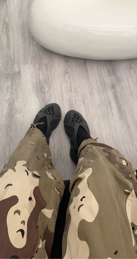 Yeezy Foam Runner Onyx Outfit, Onyx Foam Runner, Yeezy Outfits, Runners Outfit, Yeezy Foam Runner, Foam Runners, Yeezy Outfit, Foam Runner, Yeezy Foam