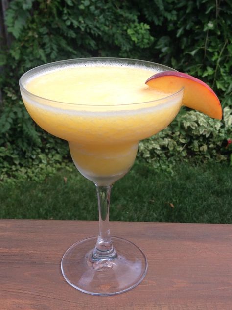 Frozen Fuzzy Navel Cocktail – Kara's Favourite Recipes Fuzzy Navel Drink, Frozen Mixed Drinks, Rum Drinks Recipes, Frozen Drink Recipes, Adult Beverages Recipes, Fuzzy Navel, Happy Juice, Peach Drinks, Hey Bartender