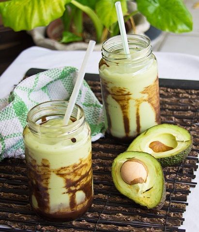 Avocado Shake, Avocado Juice, Indonesian Desserts, Indonesian Cuisine, Avocado Smoothie, Healthy Shakes, Malaysian Food, Asian Desserts, Chocolate Syrup