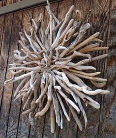 Weathering Wood, Drift Wood Art, Driftwood Wreath, Diy Driftwood, Driftwood Diy, Driftwood Ideas, Tiki Decor, Driftwood Projects, Driftwood Wall Art