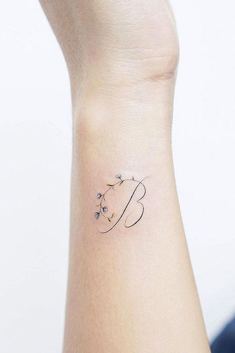 Side Wrist Tattoo With Letter #flowerstattoo #lettertattoo★ Small but meaningful wrist tattoos designs can be explored here. Pick a tiny rose flower or vital words, or some other cute feminine tattoo.★ See more: http://glaminati.com/delicate-wrist-tattoos/ #wristtattoos #wristtattoo #tinytattoo #glaminati #lifestyle White Wrist Tattoos, Feather Tattoo Wrist, Side Wrist Tattoos, Meaningful Wrist Tattoos, Cute Tattoos On Wrist, Tattoo Diy, Buttercup Flower, Hand Fashion, Forearm Tattoo Women