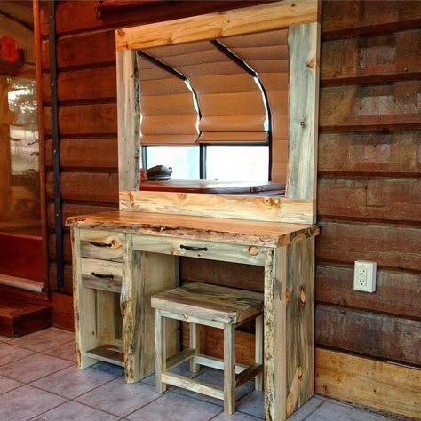 Pallet Vanity Makeup, Rustic Vanity Ideas Bedroom, Homemade Vanity Ideas, Rustic Makeup Vanity Ideas, Vanity Diy Bedroom, Vanity Pallet, Diy Makeup Vanity Plans, Makeup Stands, Homemade Vanity