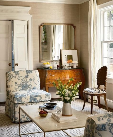 French Living Room Design, Dallas Apartment, French Living Rooms, Deco Studio, Coastal Elegance, Waverly Place, Park Slope, Coastal Grandmother, Design Salon