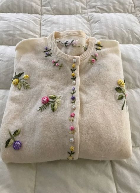 Embroidery On Sweaters, Sweater Embroidery Ideas, Hand Embroidered Kurtis, Cardigan Embroidery, Embroidery Cardigan, Hand Embroidered Dress, Sulaman Pita, Kurti Embroidery, Clothes Embroidery Diy