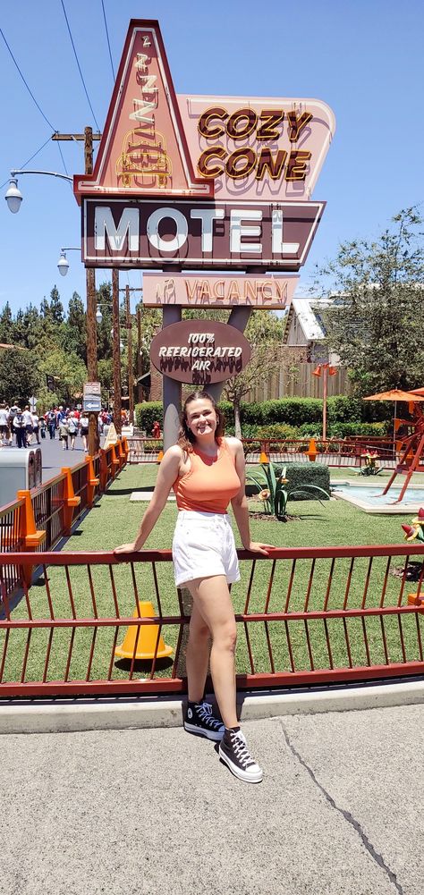 California Adventure Disneybound, Outfit Aesthetic Girl, Cozy Cone Motel, Platform Converse Outfit, Car Outfit, Converse Outfit, Adventure Car, Disneyland Outfits, California Outfits