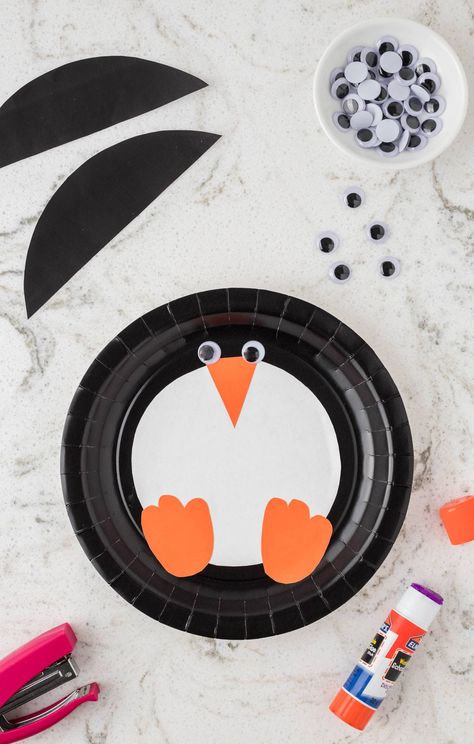 Paper Plate Penguin, Paper Plate Art, Easy Winter Crafts, Polar Bear Craft, Paper Flower Wall Hanging, Wall Hanging Ideas, Penguin Crafts, Penguin Craft, Flower Wall Hanging