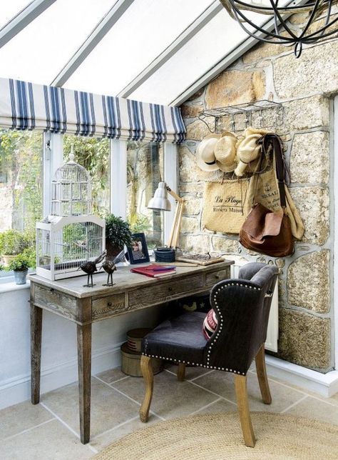 A desk placed in a corner of a conservatory makes a stylish studY. Creative Home Office, Conservatory Decor, Glass Conservatory, Country Living Uk, Garden Room Ideas, Home Office Design Ideas, Conservatory Garden, Office Design Ideas, Farmhouse Side Table