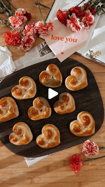 Michaela Haban | Bohème aesthetic | Fashion | Creativity on Instagram: "Heart shaped brioches ❤️

These delicious sweet heart shaped breads filled with chocolate are perfect for Valentine’s Day 🌹.

Please let me know when you want the basic bun recipe.

.

#brioche #hefeteig #valentinstag #valentinesdaygift #sweetbread #aestheticfood #leckerlecker #eatpretty #valentines_day #geschenkideen #brioches 
#eatpretty #aestheticfood #storyofmytable #foodforthesoul #funfood #backenmachtglücklich #backenmitliebe #valentinesdayparty #makeitdelicious #breakfastideas #valentinstagsgeschenk #valentineday" Finger Food Valentines Day, Heart Bread, Bread Art, Instagram Heart, Eat Pretty, Appetizers Easy Finger Food, Bun Recipe, Sweet Bread, Sweet Heart