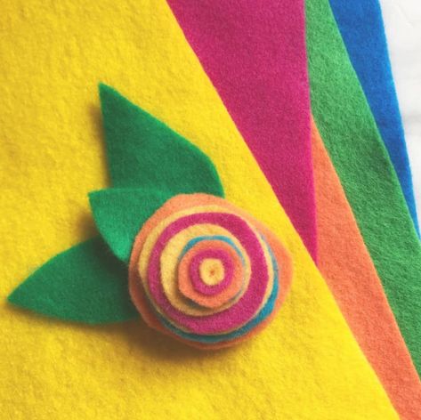 Diy Felt Brooch Pin, Felt Accessories Diy, Diy Felt Earrings, Felt Brooch Pattern Templates, Handmade Brooches Ideas, Seniors Crafts, Diy Fidgets, Rainbow Brooch, Wool Ornaments