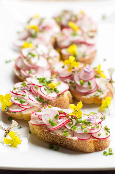 Chive Butter, Easter Appetizers Easy, Spring Appetizers, Chicory Recipe, Edible Flowers Recipes, Spring Recipe, Easter Appetizers, Spring Menu, Peter Cottontail