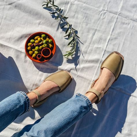 PONS Avarcas USA on Instagram: “Good pairings 🌿 The Classic Style Strap in Olive.” Mule Sandals Outfit, Pons Shoes, Sandals Outfit Summer, Straps Jumpsuit, Sandals Outfit, Travel Shoes, The Best Summer, Mule Sandals, Walk This Way