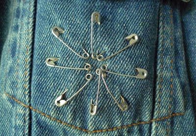 DIY Adorn your denims with safety pins!!!!! Jeans With Safety Pins, Safety Pin Fashion Diy, Punk Jacket Ideas, Shirt With Safety Pins, Safety Pin Jeans, Jacket With Pins, Remaking Clothes, Repurpose Denim, Safety Pin Diy