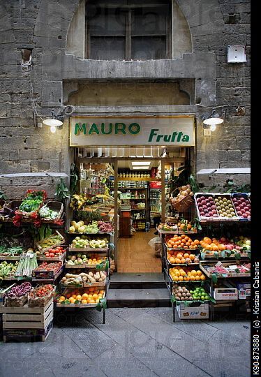 Traditional grocery store selling fruit and vegetable seen from front in a side street of the heart of Florence (Firenze), Tuscany, Italy, Southern Eu... Fruit Stall, Fruit And Veg Shop, Vegetable Shop, Grocery Store Design, Desain Pantry, Supermarket Design, Fruit Shop, Farm Market, Fruit Stands