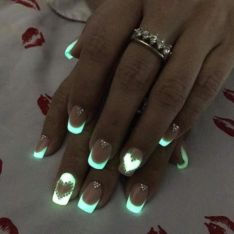 Glow In The Dark Nails, Dark Nail Designs, Unghie Sfumate, Luminous Nails, Dark Nail, Glow Nails, Model Shoes, Cute Acrylic Nail Designs, Pretty Nail Art Designs