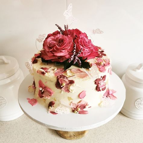 Buttercream rose petals with fresh roses on top Rose Petal Cake, Petal Cake, Buttercream Roses, Cake Inspo, Mini Cakes, Themed Cakes, Rose Petals, Vanilla Cake, White Roses