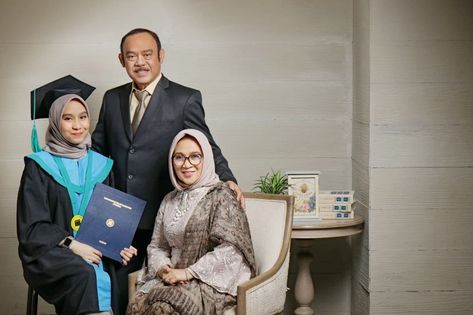 Graduation Studio Photoshoot Ideas Family, Graduation Indoor Photoshoot, Photo Wisuda Studio Keluarga, Konsep Foto Wisuda Studio, Graduation Photo Studio, Family Graduation Photoshoot, Graduation Pictures With Family, Graduation Photoshoot Studio, Family Photo Studio