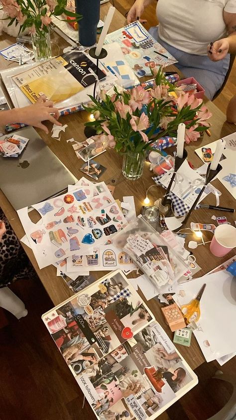 Vision Board Ideas Girls Night, Vision Board Girls Night Aesthetic, Journal Party Ideas, Vision Board Night With Friends, Making A Vision Board Aesthetic, Art Party Aesthetic, Vision Board Party Aesthetic, Vision Board Night Aesthetic, Making Vision Board Aesthetic