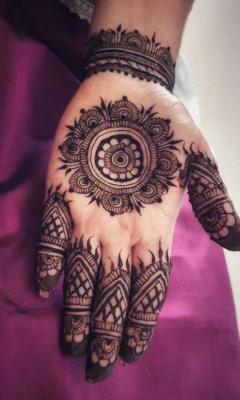 Ghevar Mehndi Designs, Mehndi Designs Back, Mandala Mehndi, Indian Mandala, New Mehndi Designs, Mehndi Designs For Fingers, Hand Henna, Mandala Design, Henna Designs