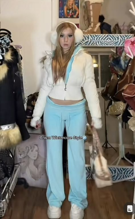 sarahhchi0 on tiktok 200s Winter Fashion, Winter Aesthetic Y2k, 2000s Fashion Comfy, 2000s Scarf Outfit, Y2k Cold Outfits, Fall Winter Outfits Y2k, 2000s Cold Weather Outfits, 2000 Fashion Winter, Cold Y2k Outfits