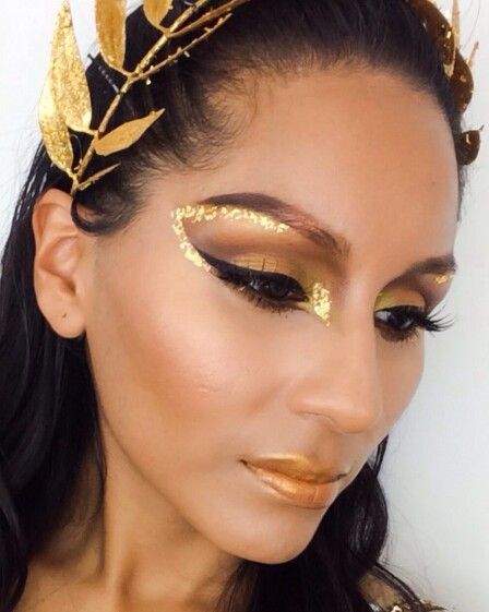 Eye make up is cool Roman Makeup Goddesses, Ancient Roman Makeup, Sun Goddess Makeup Halloween, Roman Goddess Makeup, Utopia Aesthetic Fashion, Angel Makeup Gold, Greek Goodness Makeup, Greek Goddess Makeup Look Gold, Greek Goddess Makeup Halloween