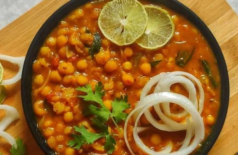 Odisha's dried white peas curry, known as ghuguni, is a snack in itself. But when you pair it with a few other foods as the locals do, the result is heavenly. Indian Chickpea Curry, Punjabi Chole, Recipes With Kidney Beans, Kabuli Chana, Chole Masala, Chickpea Curry Recipe, Dry Chickpeas, Chickpea Curry, Vegetable Puree