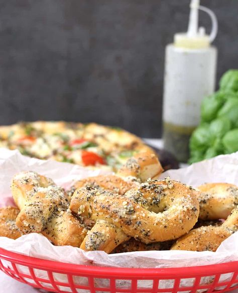 GARLIC PARMESAN BREAD TWISTS | HOW TO MAKE GARLIC KNOTS - Cook with Kushi Dominos Crust Recipe, Dominos Garlic Bread, Garlic Parmesan Bread, Garlic Twist, Pizza Dough From Scratch, Bread Twists, Garlic Knots Recipe, Unique Appetizers, Parmesan Bread