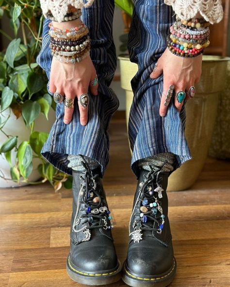 Great Van Fleet Concert Outfit, Colorful Heels Aesthetic, Punk Wizard Aesthetic, Hippie Accessories Jewellery, Hippie Inspo Outfit, Modern Wizard Outfit, Hippy Grunge Aesthetic, Hippie Cowboy Aesthetic, Witch Asthetics Outfit