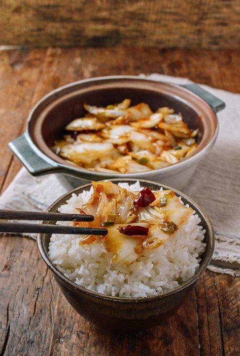 Sichuan Napa Cabbage Stir-fry (Suan La Bai Cai) recipe by The Woks of Life Sour Cabbage, Resepi Biskut, Woks Of Life, The Woks Of Life, Plats Healthy, Cabbage Stir Fry, Mapo Tofu, Napa Cabbage, Chinese Cabbage