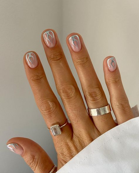 15 Chrome French Tip Manicure You'll Want To Try Chrome Manicure, White Chrome Nails, Silver Nail Art, Minimalist Nail, Chrome Nail Art, Chrome Nails Designs, January Nails, Nail Trend, Minimal Nails