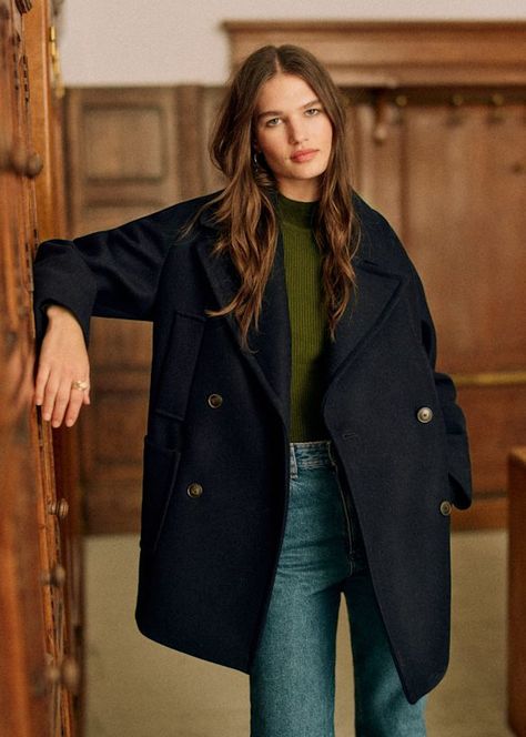 Sacha Coat - Navy  - Recycled wool - Sézane Tomboy Stil, Navy Outfit, Navy Coat, Pondicherry, Neue Outfits, Denim T Shirt, Fall Winter Wardrobe, Tomboy Fashion, Pea Coat