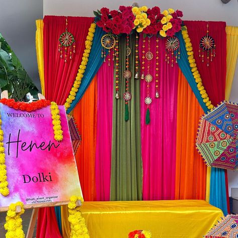 Rangoli Night Wedding, Mayun Decor Stage Decorations, Wedding Mayra Decoration, Mehndi Backdrop Decor, Mehendi Decor Diy At Home, Rangoli For Marriage Function, Mehendi Ceremony Decor, Dolki Night Decor At Home, Haldi Mehndi Decoration At Home