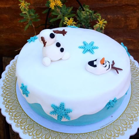 Frozen Cake Easy, Disney Cake Ideas Easy, Elsa Themed Birthday Cake, Frozen Bento Cake, Olaf Cake Birthday, Olaf Cupcake Cake, Easy Frozen Cake, Frozen Olaf Cake, Olaf Frozen Cake