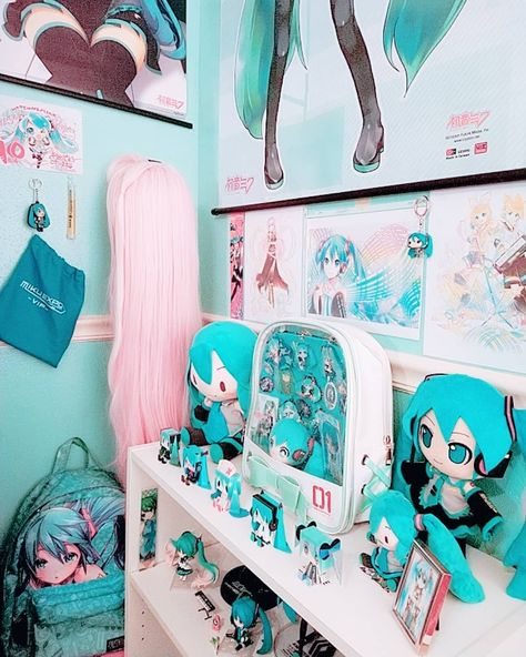 Hatsune Miku Room Ideas, Hatsune Miku Bedroom, Miku Bedroom, Hatsune Miku Room, Miku Room, Miku Collection, Kawaii Cutecore, Otaku Room, Deco Bedroom