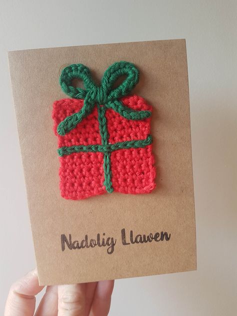 Knitted Cards Ideas, Crochet Greeting Card Ideas, Crochet Christmas Cards Ideas, Crochet Christmas Cards, Christmas Card Crochet, Christmas Cards For Friends, Crochet Cards, Fabric Christmas Cards, Holiday Cards Handmade