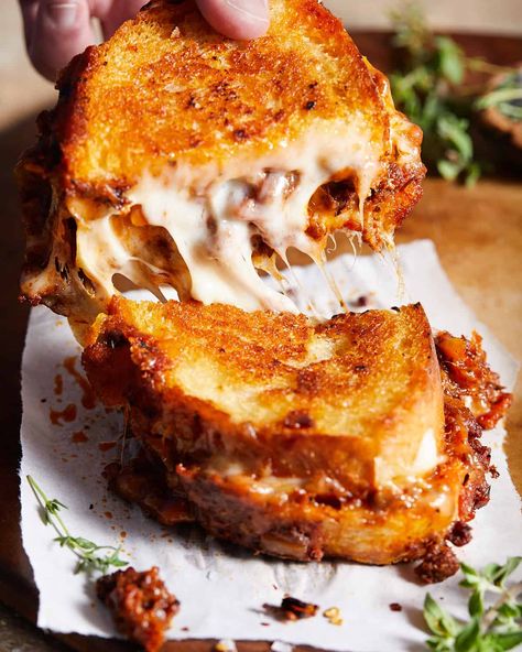 Cheesy Sandwich, Hot Sandwich, Cheese Sandwich, Grilled Cheese Sandwich, Wrap Sandwiches, Grilled Cheese, Street Food, Food Dishes, Beef Recipes