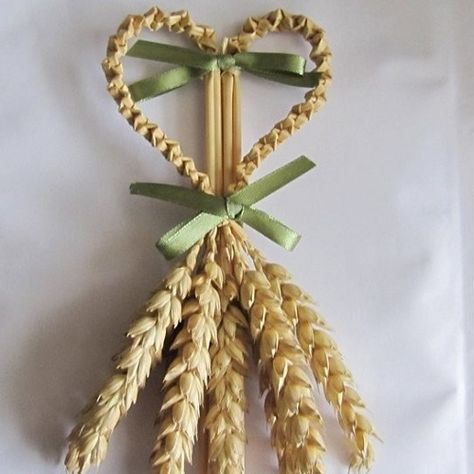 Create a Traditional Corn Dolly - The Corn Hall Symbol For Good Luck, Corn Dollies, Wheat Decorations, Harvest Festival Decorations, Dried Flowers Crafts, Corn Dolly, Corn Husk Dolls, Pagan Crafts, Straw Weaving