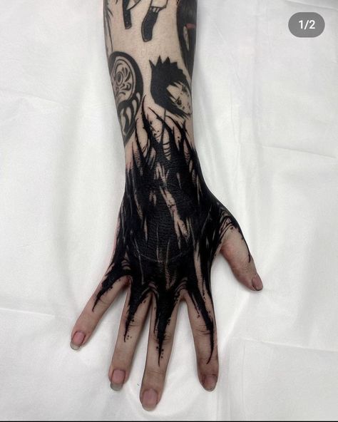 Tattoo Ideas Summer, Dark Tattoo Ideas, Gotik Tattoo, Watercolor Tattoo Ideas, Shadow Tattoo, Simple Tattoos For Guys, Blackout Tattoo, Creepy Tattoos, Geniale Tattoos