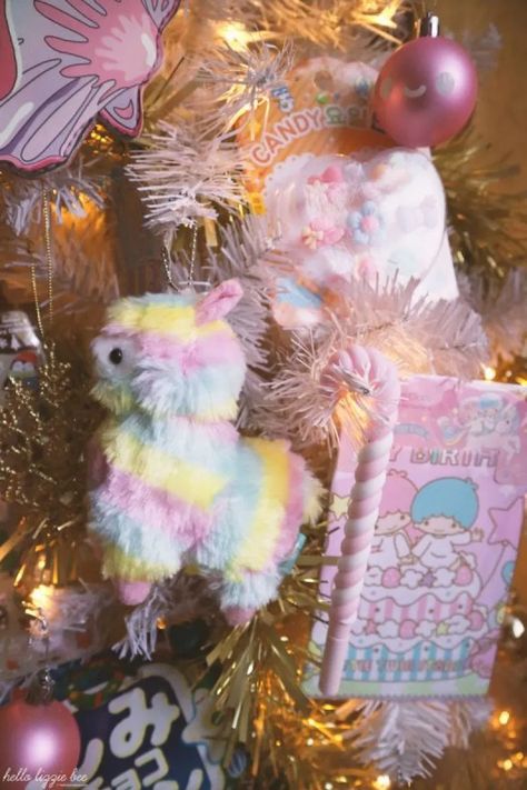 Kawaii Christmas Aesthetic, Kawaii Christmas Decor, Kawaii Christmas Tree, Christmas Kawaii, Lol Doll Cake, Hate Christmas, Girly Christmas, Kitty Christmas, Christmas Vibe