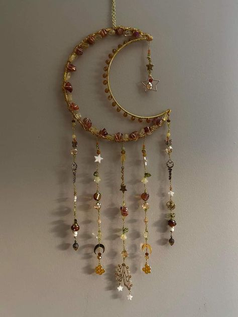 Sun Catcher Designs, Moon Suncatcher Diy, Diy With Crystals, Dream Catcher With Beads, Diy Windchime, Crescent Moon Dreamcatcher, Beaded Dream Catcher, Seni Resin, Crystal Suncatchers Diy