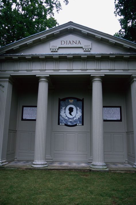 The Duke and Duchess of Cambridge and Prince Harry Will Re-Dedicate Princess Diana's Grave - TownandCountrymag.com Princess Diana Grave, Famous Tombstones, Spencer Family, Famous Graves, Princes Diana, Family Estate, Lady Diana Spencer, Diana Spencer, Princesa Diana