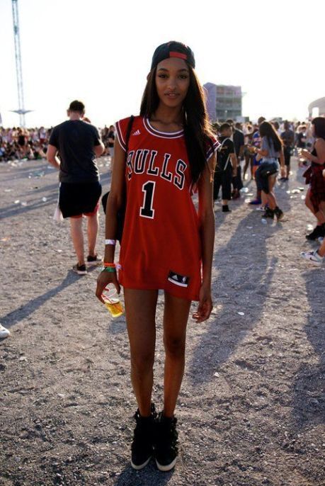 15 Clothing Items Every College Girl Needs In Their Closet - Society19 Basketball Jersey Outfit, Curvy Street Style, Curvy Boho, Outfit Grunge, Ideas Clothes, Music Festival Outfits, Rock Outfit, Sporty Dress, Music Festival Outfit