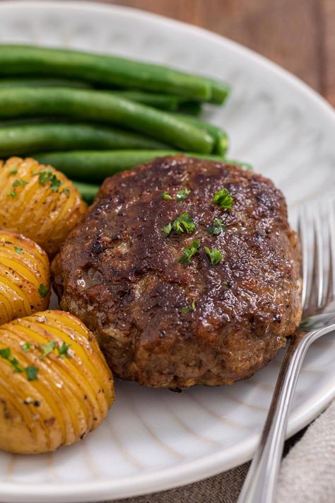 Chopped Steak is easy recipe for tender ground steak patties that are a hearty, budget-friendly comfort food dish full of delicious flavor! Chopped Sirloin Patties Recipe, Ground Beef Steaks, Chopped Steak Recipes, Sirloin Recipes, Beef Patties Recipes, Hamburger Steak Recipes, Sirloin Steak Recipes, Chopped Steak, Ground Sirloin