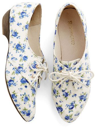 Blue floral flat Hipster Shoes, Oxford Shoes Outfit, Mode Shoes, Vintage Flats, Prom Shoes, Menswear Inspired, Grunge Style, Soft Grunge, Vans Authentic