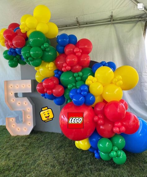 Lego Party Backdrop Diy, Lego Themed Birthday Party Decoration, Lego Birthday Party Balloon Arch, Lego Birthday Balloons, Lego Theme Decorations, Lego Birthday Party Balloons, Lego Birthday Decor, Lego Balloon Arch, Lego Party Backdrop