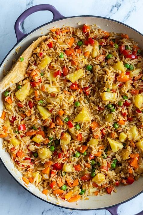 This Pineapple Fried Rice is super easy to make and packed with veggies! it comes together in one big pot and is great as a main OR side dish! Healthy Food Recipe, Baked Food, Pineapple Fried Rice, Chicken Crockpot Recipes Easy, Rainbow Rice, Quick Healthy Dinner, Health Dinner Recipes, Easy Casserole Recipes, Idee Pasto Sano