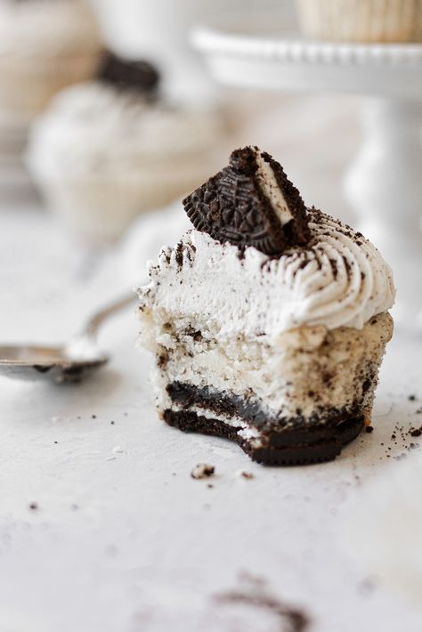 High Altitude Cookies, Cookies And Creme Cupcakes, Oreo Cookie Cupcakes, Oreo Cupcake Recipe, Creme Cupcake, Cookies And Cream Cupcakes, Pretty Sweets, Cupcakes Oreo, Oreo Cupcake