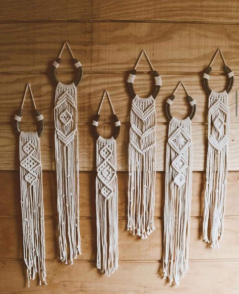 Diy Antler, Macrame Cords, Horseshoe Crafts Projects, Hanging Crafts, Horseshoe Crafts, Macrame Wall Hanging Diy, House Deco, Macrame Wall Hanging Patterns, Horseshoe Art