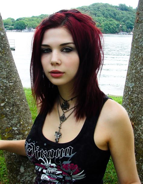 Love the real #Goth girl beauties! Short Chunky Layered Hair, Red Hair Black Eyebrows, Red Roots Black Hair, Black Hair With Red Highlights, Black Red Hair, Shot Hair, Dark Eyebrows, Hair Layered, Hair Dyed