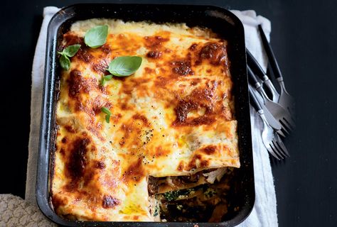 Chicken, pumpkin and ricotta lasagne is one of those all-time family favourites, freezes well, packed full of vegetables, high in protein, calcium and fibre, just what you need to warm you up on a winters day! Vegetables High In Protein, Tuna And Broccoli, Pumpkin Lasagne, Squash And Ricotta, Pumpkin Ricotta, Chicken Squash, Broccoli Pasta Bake, Chicken Pumpkin, Chicken Milk